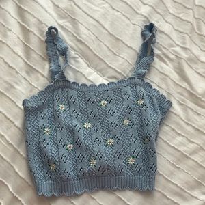 Hi!!! I’m selling a blue tanktop with daisies on it